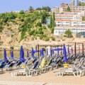 Novo pravilo na plažama u Crnoj Gori: Besplatne ležaljke i suncobrani posle 17 sati samo za domaće građane