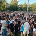 Protest u Bačkoj Palanci zbog smrti dečaka kojeg je ubila struja: Građani palili sveće i minutom ćutanja odali počast…