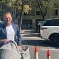 Danijel Alibabić stigao ispred porodilišta: Pevač došao po ćerku i ženu, ne skida osmeh sa lica (video)