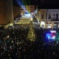 Kragujevčani dočekali srpsku Novu godinu na Trgu: Ovako se narod uprkos hladnoći veselio uz muziku, kuvano vino i rakiju…