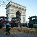 Poljoprivrednici blokirali Trijumfalnu kapiju u Parizu, uhapšeno 66 osoba