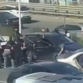 10 Specijalaca ga čupalo iz kola Pojavio se snimak iz Tirane, evo kako je uhapšen Iljir Meta (video)