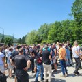Fotografija iz Kosjerića koju svi danas dele: Sa smeškom pred kordonom