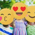 Zašto sve više roditelja krije lica svoje dece emodžijima na fotografijama?