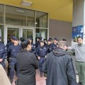 Policija ne dozvoljava opozicionim odbornicima da uđu u zgradu Skupštine u Kraljevu