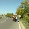 "Posle strašne Ibarske, ovo nam dođe kao odmor": Druga grupa studenata iz Novog Pazara danas pešači od Kragujevca do Mladenovca…