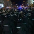 Sukob policije sa Novosađanima: Odvoze autobus Milomira Jaćimovića, građani podignutih ruku ne dozvoljavaju da se udalji