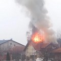 Gori kuća na Ledinama: Ulica blokirana, stanari evakuisani, vatrogasci na terenu (foto)