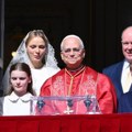 Papa u Monaku: „Milijarderi, budite solidarni" i dve princeze u belom