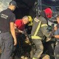 Tragedija u Kragujevcu: Kamion sa drvima sleteo s puta i udario u kuću, jedna osoba nastradala