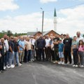 “Da djeca ne gaze po blatu”: Zukorlić obišao asfaltirani put u Paljevu