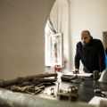 „Od buke do zvuka“: Izložba Nikole Macure u Salonu 77 uz džez performans na skulpturama