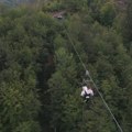 Neverovatna turistička atrakcija, a sve je počelo od jedne sajle: Zlatiborski zipline u selu Ljubiš najduži u regionu – upravo…