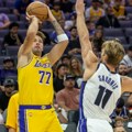 Dončić već "namestio ruku": Ubacio Sakramentu 21 poen u prvom pripremnom meču