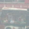 (Foto) meč neće biti nastavljen Letele petarde na derbi utakmici između Olimpijakosa i Panatinaikosa, jedan igrač povređen