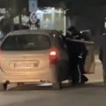 Motkom tukao vozača u automobilu: Incident u Kraljevu! Policajac brzo reagovao i savladao napadača (video)