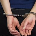 Žena uhapšena zbog napada na policajce u Obrenovcu: Šutirala ih u glavu i telo