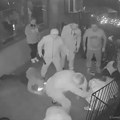 (Uznemirujući snimak) brutalno, divljački, bez milosti: Ruski vojnici upadaju u kafić, otvaraju vatru i surovo prebijaju…