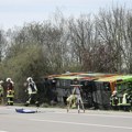 Užas u Nemačkoj: Na autoputu se prevrnuo autobus, ima mrtvih: Prizori sa mesta nesreće su jezivi (foto)