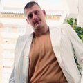Nikola Jokić za Lejkerse spremio specijalni stajling: "Grand anđela" video gospodsko belo odelo Srbina