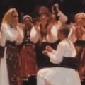 Kakva prosidba! Mladić nakon nastupa ansambla klekao i zaprosio dragu: Publika uz ovacije skandirala, a devojka...