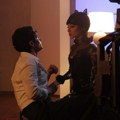 Vrele scene: Arijana Grande u kostimu žene mačke zavela prezgodnog glumca Pena Bedžlija (video)