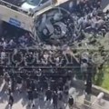 Divljački pir: Opšta tuča navijača u Hratskoj pred derbi Hajduka i Dinama (video)