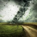 (Video) Lovac na oluje snimio tornado na granici sa našom zemljom Oblak crnila nad livadama, video svima uterao strah u kosti…