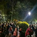I u Kuli kamenice i jaja na građane ispred SNS: Nepoznati muškarci pravili "sačekuše"