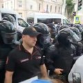 Haos u Moldaviji! Policija pretukla sveštenika na porodičnom skupu (uznemirujući video)