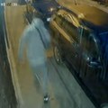 Hoće li neko reagovati prije tragedije? Novi napadi pasa, građani bježe na krovove automobila (VIDEO)
