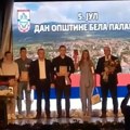 Prkosna Marija na svečanosti povodom Dana Bele Palanke, primila nagradu podižući indeks crvenom rukavicom!