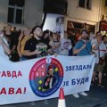 Građani ispred zgrade u kojoj živi Olivera Zekić