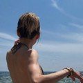 Skinula se ćerka srpskog milionera: Podelila vrele fotografije iz Francuske: U bikiniju okrenula leđa kameri
