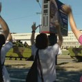 (VIDEO) Policija se povukla, a građani i studenti pozdravili vojnike: Pojedini im mahali, uz osmehe