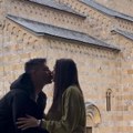 Milan Vasić kleči pred ženom i ljubi joj stomak: Podelio emotivan snimak iz manastira Visoki Dečani: "Zahvalni Bogu" (Video)…