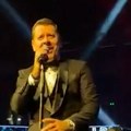 Vlado Georgiev otvorio koncert u Areni čuvenim hitom: Pevač publici priredio spektakl, ona peva u glas sa njim
