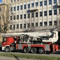 (Video) Požar u zgradi Specijalnog suda: Vatra zahvatila krov i više kancelarija, intervenišu vatrogasci sa 10 vozila