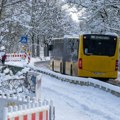 Dečak (11) izbačen iz autobusa po jezivoj hladnoći: Pešačio 6 km po snegu iz bizarnog razloga: vozač hitno suspendovan