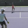 VIDEO Sabalenka prekinula Novakov trening: Šetala se, provocirala i reagovala publika, Đoković je gađao lopticom nasred terena…