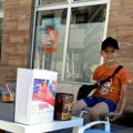 Pomoć potrebnija nego ikada! Nikola (9) prodaje limunadu kako bi skupio novac za lečenje sestrice Helene. Mali heroj velikog…