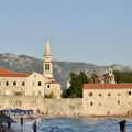 Divljao skuterom po moru, udario ronioca i pobegao! U Budvi besni, ne mogu da veruju da je čoveka sa povredom glave ostavio u…