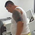 Kristijan Golubović lomi po stanu! Kristina snimila rusvaj koji je napravio: "Iživljava se pred decom, ovaj plakar je pao…