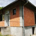 Jelena prodaje kuću sa okućnicom za 24.000 evra! Nalazi se na sat vremena od Beograda: Izvorska reka teče tik uz imanje (foto)…