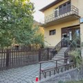 Telegraf u Vinkovcima! U ovoj skromnoj kući je živeo Goran Bare: ispred kapije stoji uveli cvet i ovaj detalj