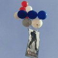 ФОТО: "Вучићу, одлази"- Грађани пустили балоне са ликом Александра Вучића