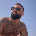 On je pevač s najviše tetovaža, ima ih više od 30! Skinuo se na Kipru i ljude ostavio u šoku! Crtež na leđima krije…