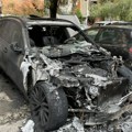 FOTO: Potpuno izgoreo BMW na parkingu na Limanu, vatra zahvatila i susedna vozila