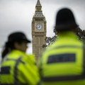 Skandal londonske policije Pomešali vodeni i pravi pištolj, uhapsili 13 - godišnjeg dečaka
