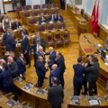 Sednica Skupštine Crne Gore prekinuta zbog tenzija pa nastavljena posle petominutne pauze